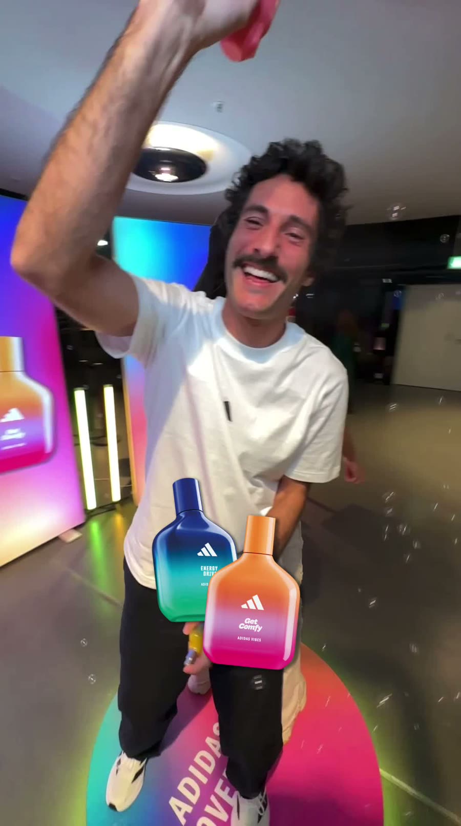 Fertiger vertikaler 360-Grad-Clip mit Markenoverlay