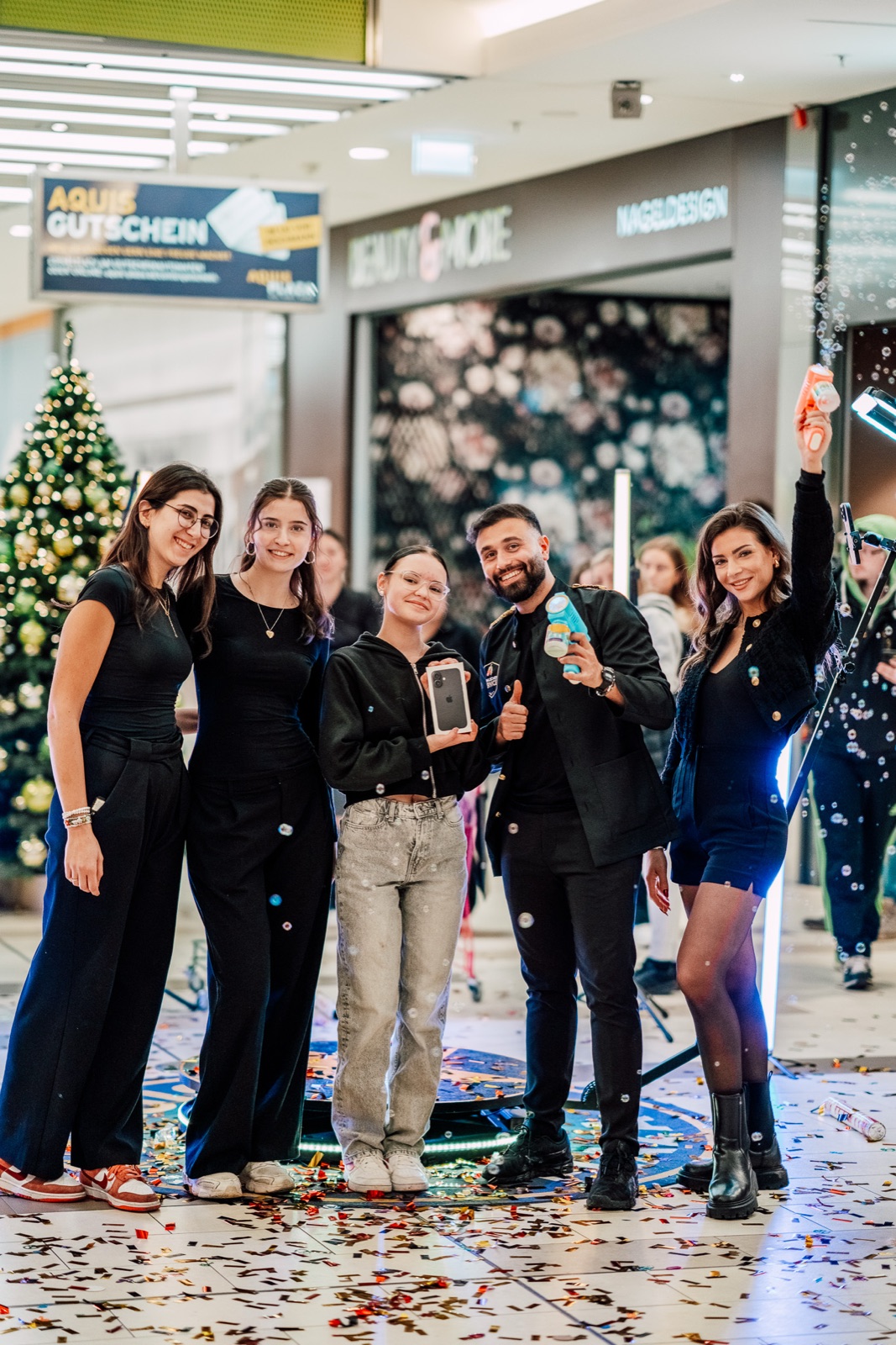 iPhone-Gewinn mit dem Live-Team der Black Price Days im Aquis Plaza