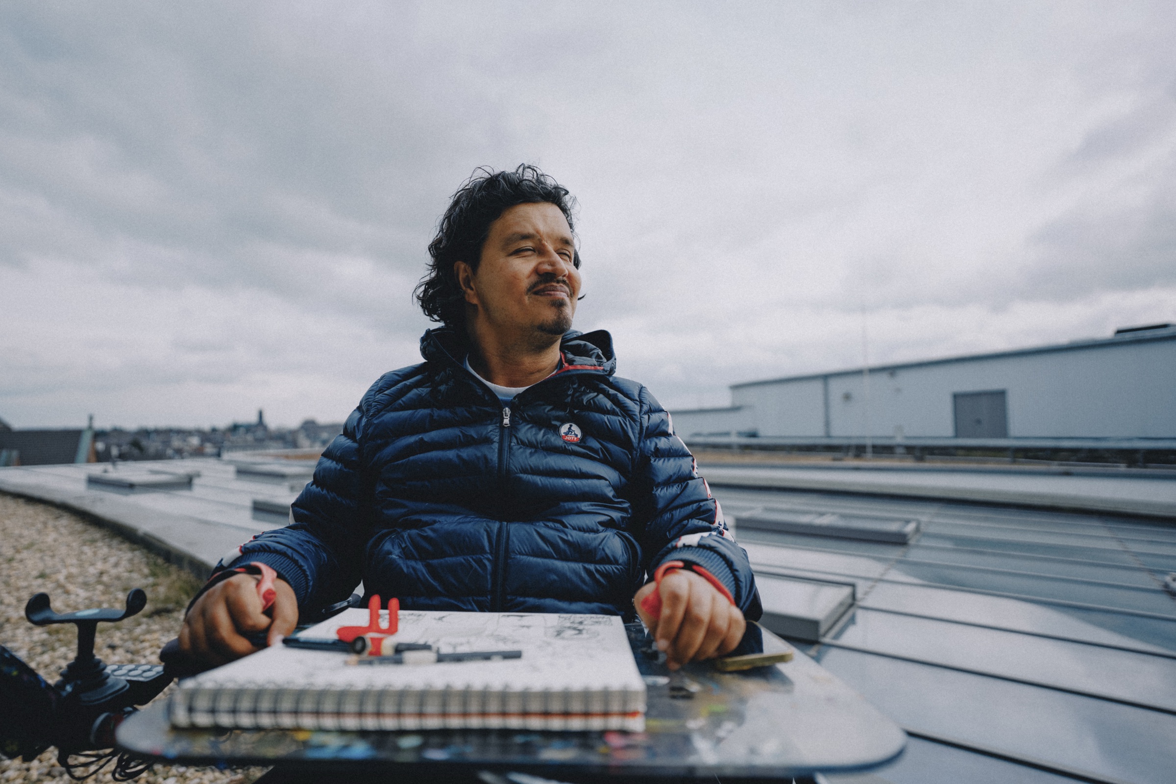 Akmal Sekandary mit seinem Skizzenbuch bei der Produktion für Aquis Inspiration