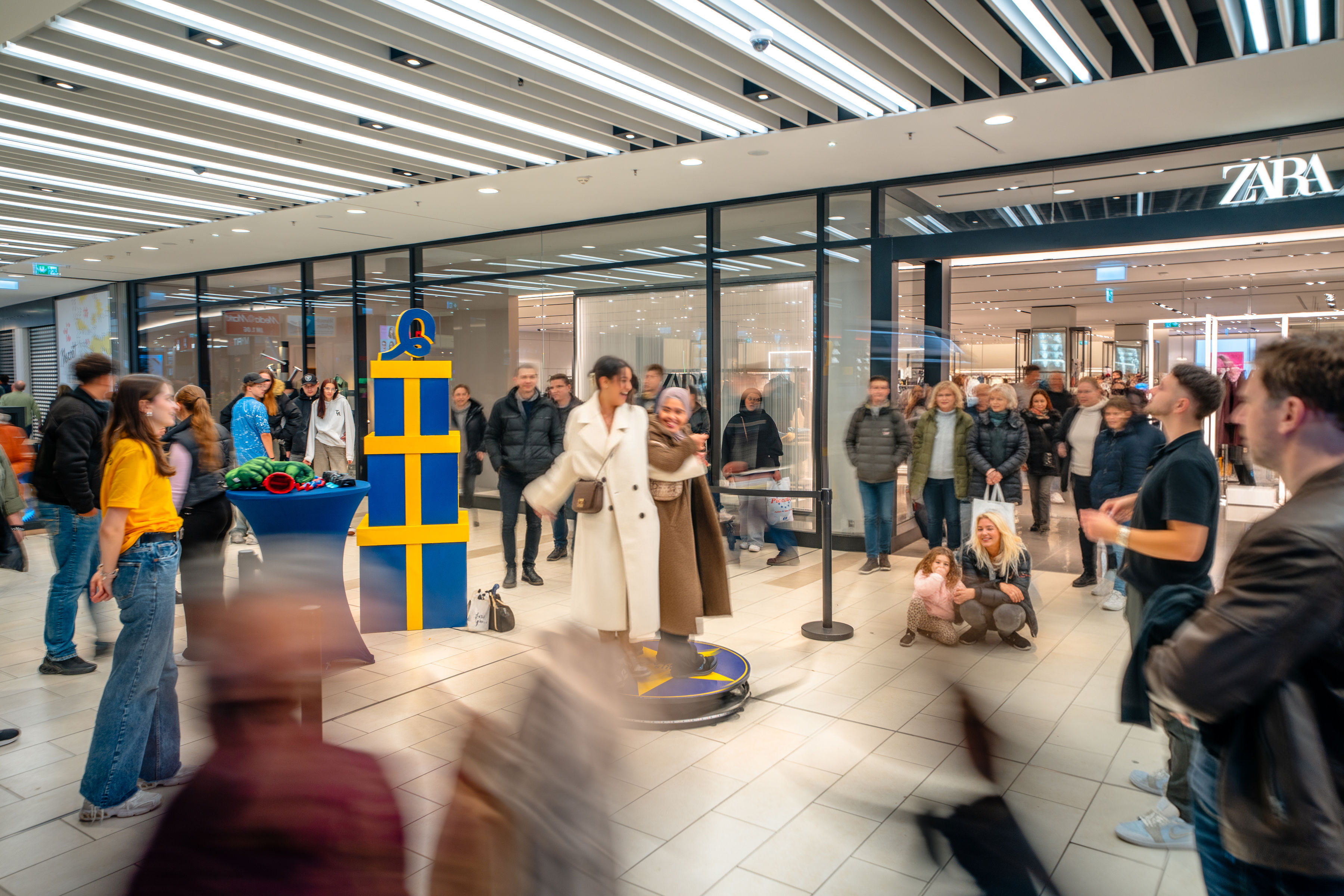 Besucherinnen und Besucher bei einer 360°-Aktivierung im Aquis Plaza