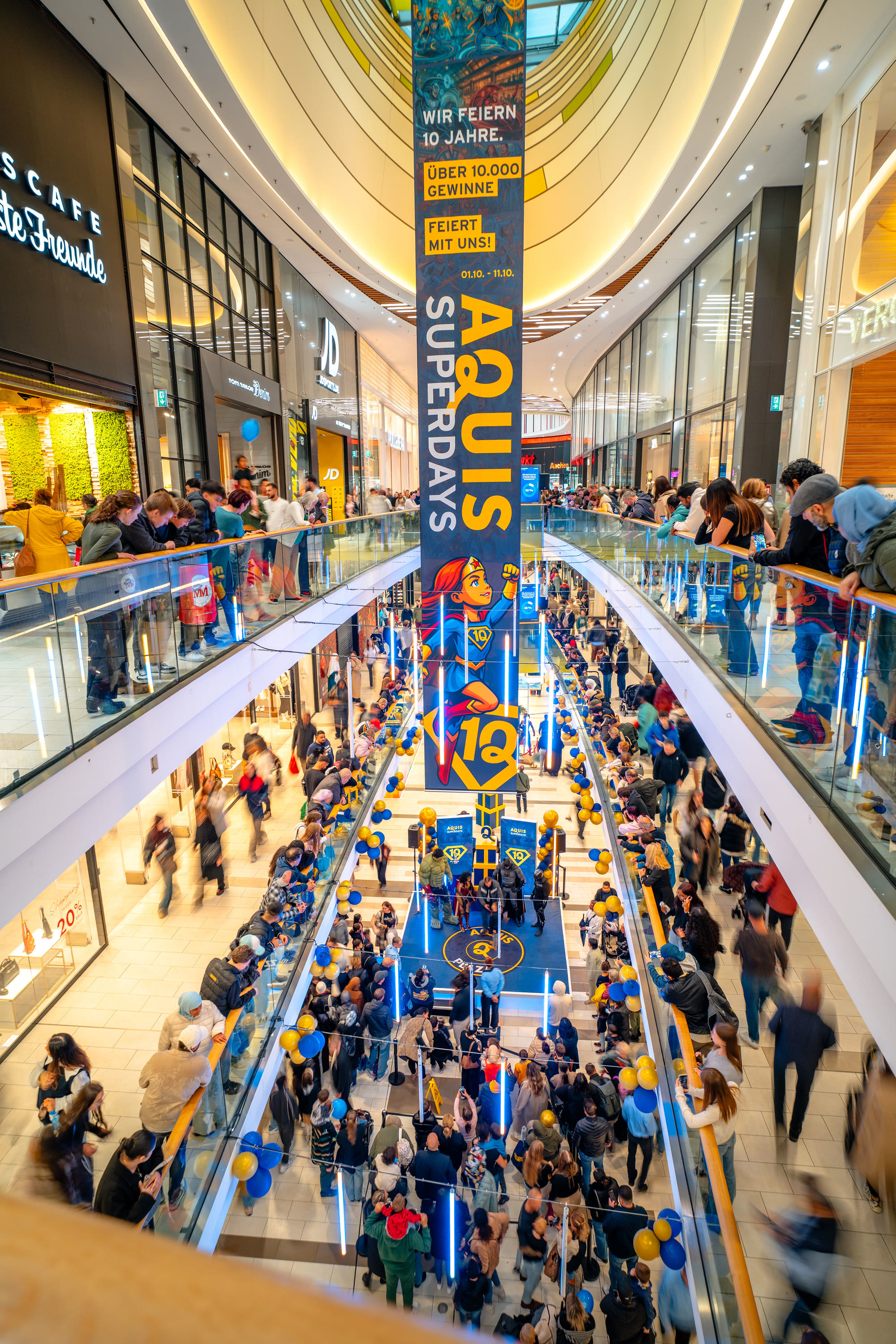 Großbanner des Superbirthday-Kampagnensystems im Aquis Plaza