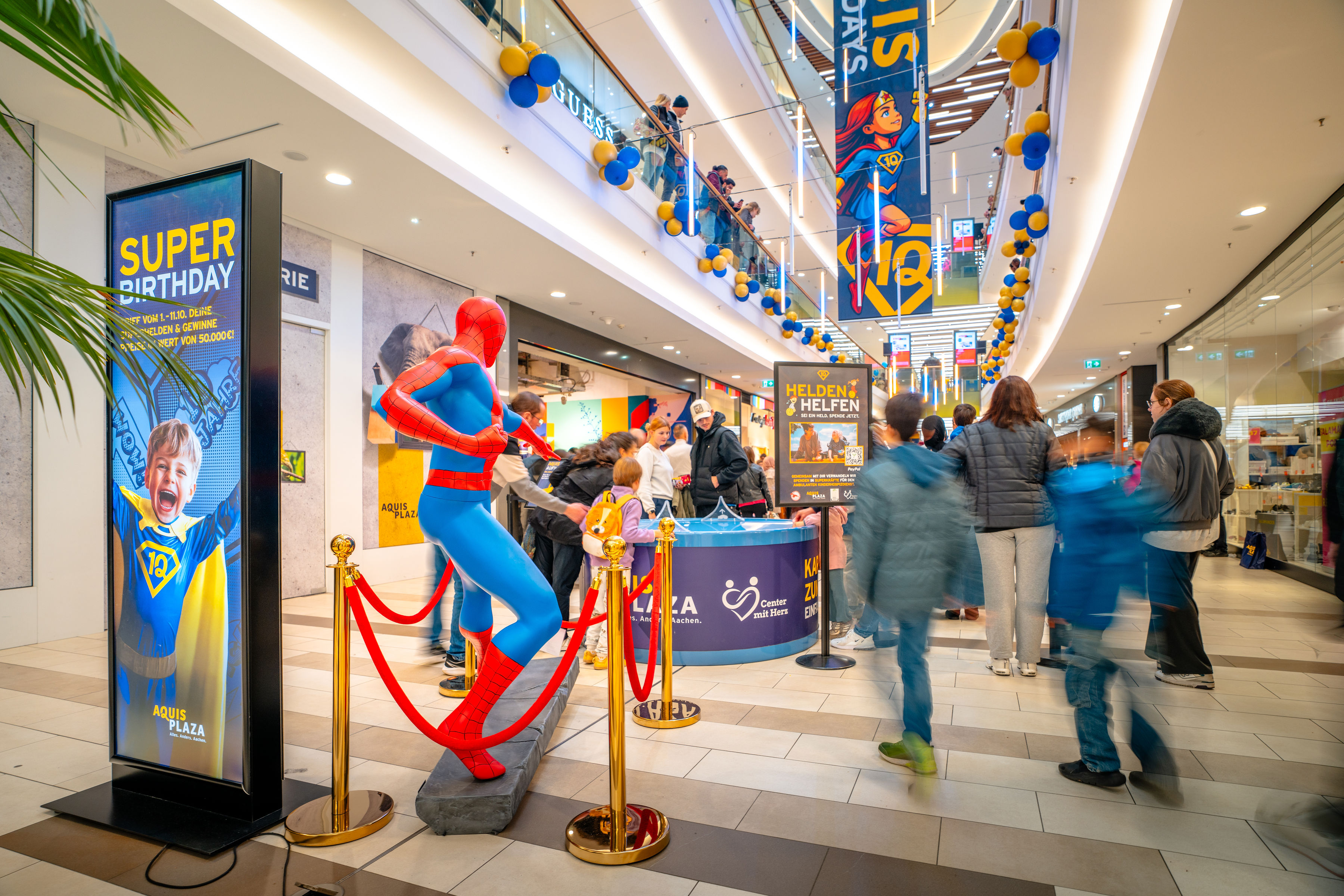 Superbirthday im Aquis Plaza mit Live-Programm, Kampagnenmotiven und Besucherinnen und Besuchern im Center