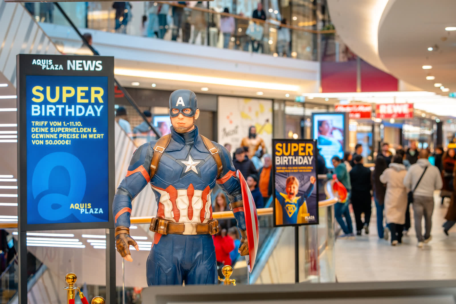 Die Superheldenwelt verbindet digitale Screens, große Flächen und Liveprogramm.