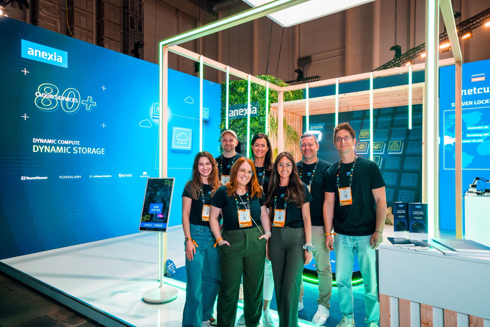 Team am Anexia-Messestand auf der OMR